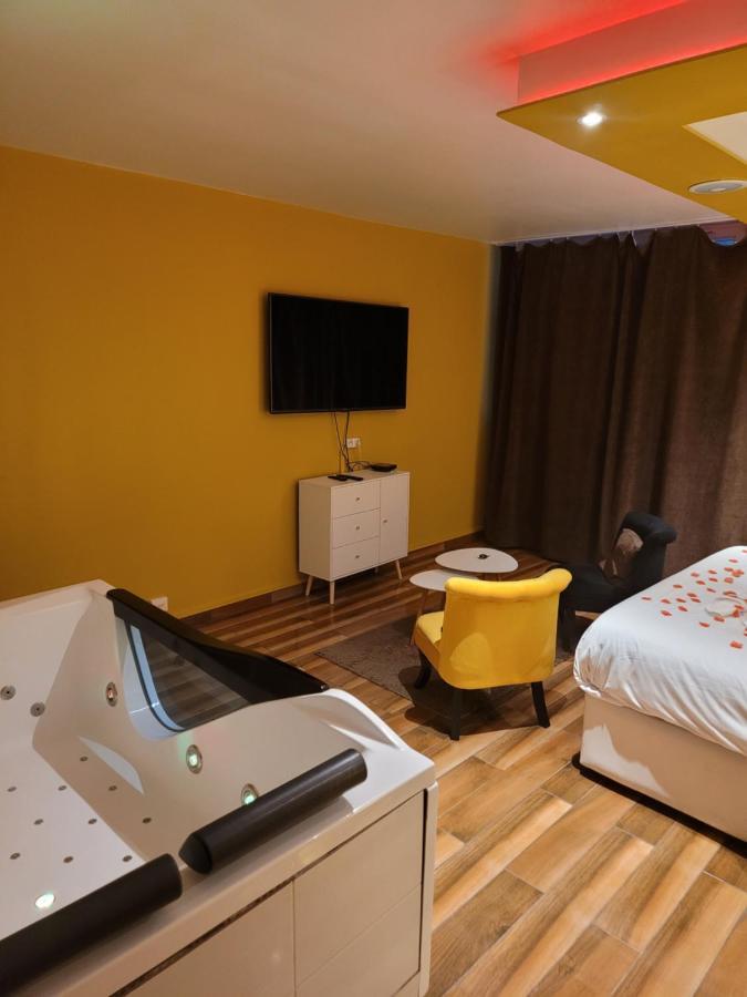 Spa Celyna Appartement Avec Jacuzzi Privatif Лион Экстерьер фото